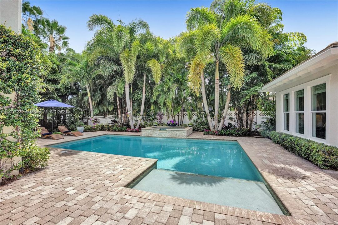 Resort-Style Heated Pool w/ Large Swim-out For Sun Bathing