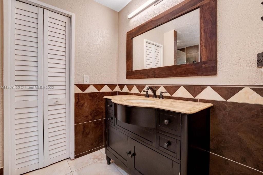 Недавно продано: $600,000 (4 спален, 2 ванн, 2115 Квадратных фут)