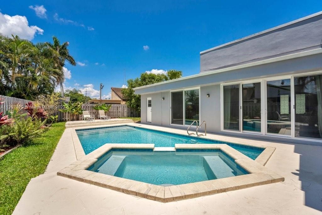 Недавно продано: $600,000 (4 спален, 2 ванн, 2115 Квадратных фут)