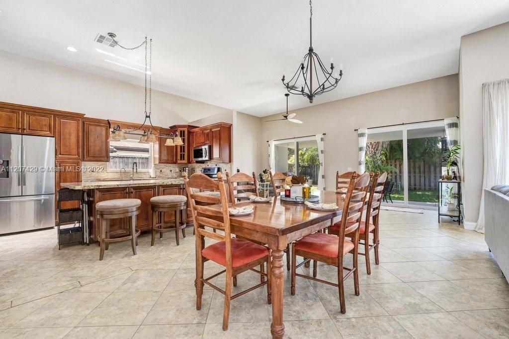 Недавно продано: $600,000 (4 спален, 2 ванн, 2115 Квадратных фут)