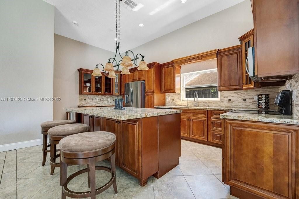 Недавно продано: $600,000 (4 спален, 2 ванн, 2115 Квадратных фут)