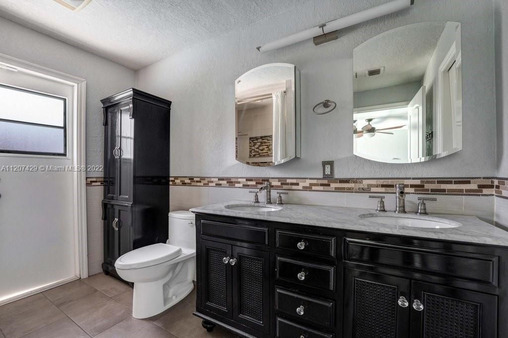 Недавно продано: $600,000 (4 спален, 2 ванн, 2115 Квадратных фут)