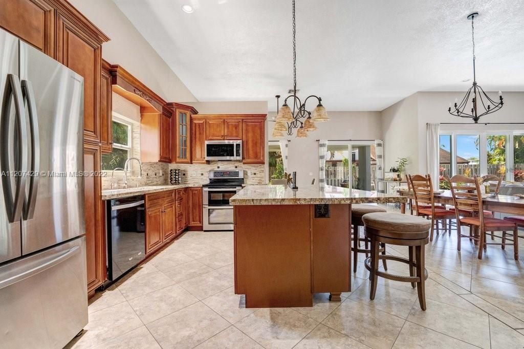 Недавно продано: $600,000 (4 спален, 2 ванн, 2115 Квадратных фут)