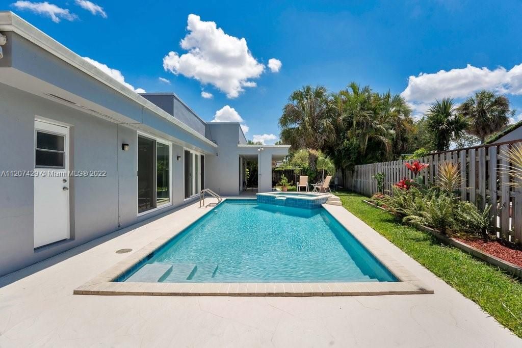 Недавно продано: $600,000 (4 спален, 2 ванн, 2115 Квадратных фут)