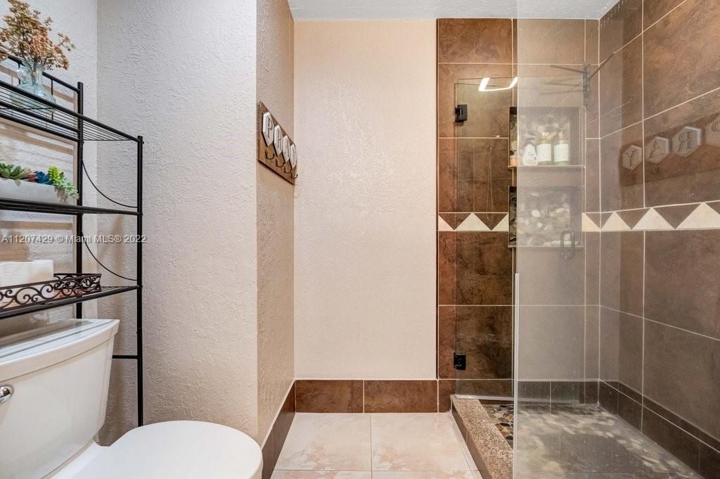 Недавно продано: $600,000 (4 спален, 2 ванн, 2115 Квадратных фут)