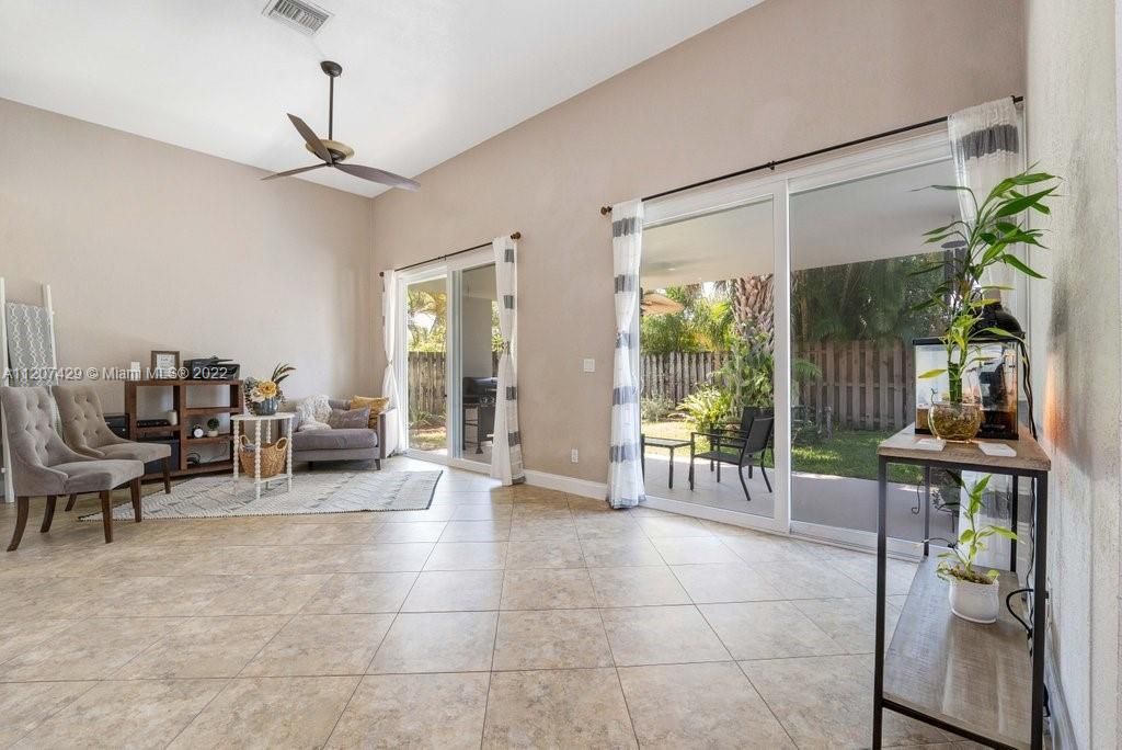 Недавно продано: $600,000 (4 спален, 2 ванн, 2115 Квадратных фут)