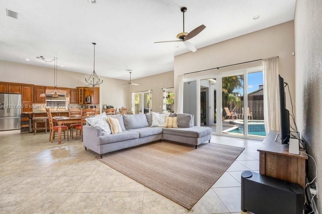 Недавно продано: $600,000 (4 спален, 2 ванн, 2115 Квадратных фут)