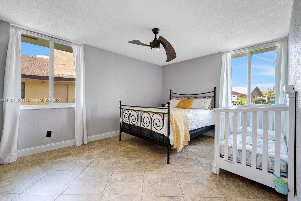 Недавно продано: $600,000 (4 спален, 2 ванн, 2115 Квадратных фут)