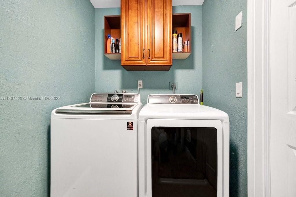 Недавно продано: $600,000 (4 спален, 2 ванн, 2115 Квадратных фут)