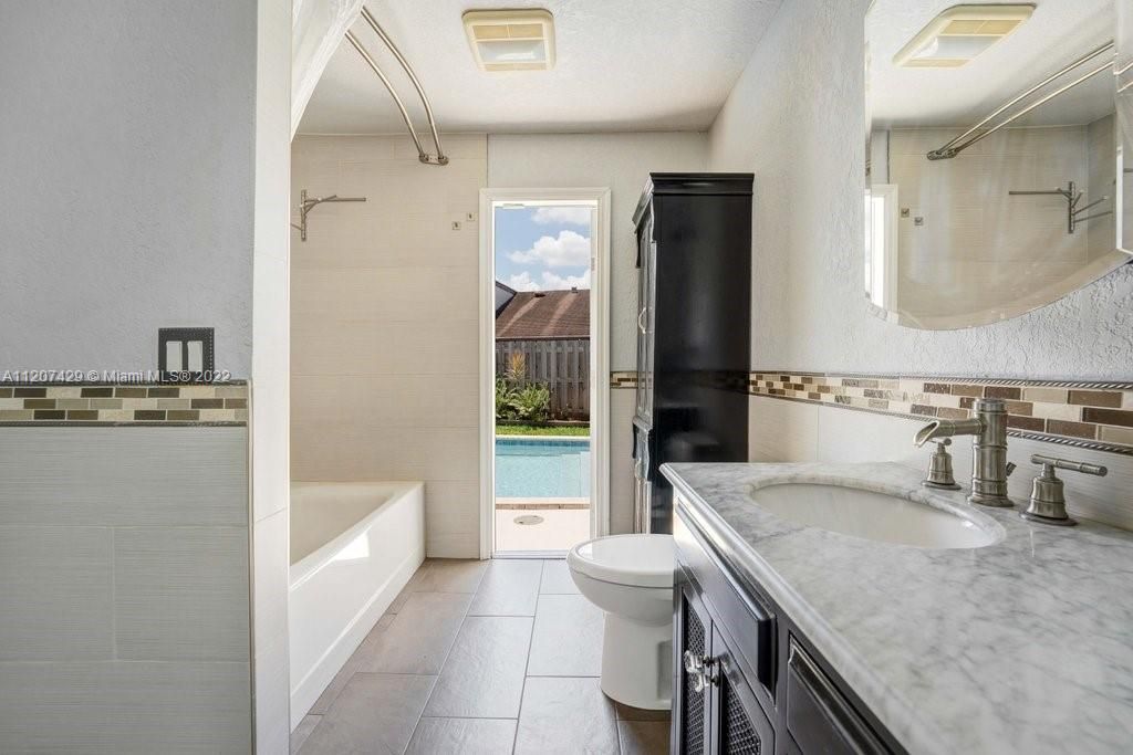 Недавно продано: $600,000 (4 спален, 2 ванн, 2115 Квадратных фут)