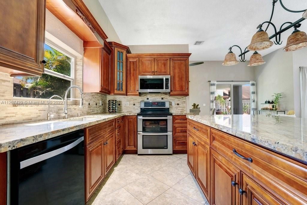 Недавно продано: $600,000 (4 спален, 2 ванн, 2115 Квадратных фут)