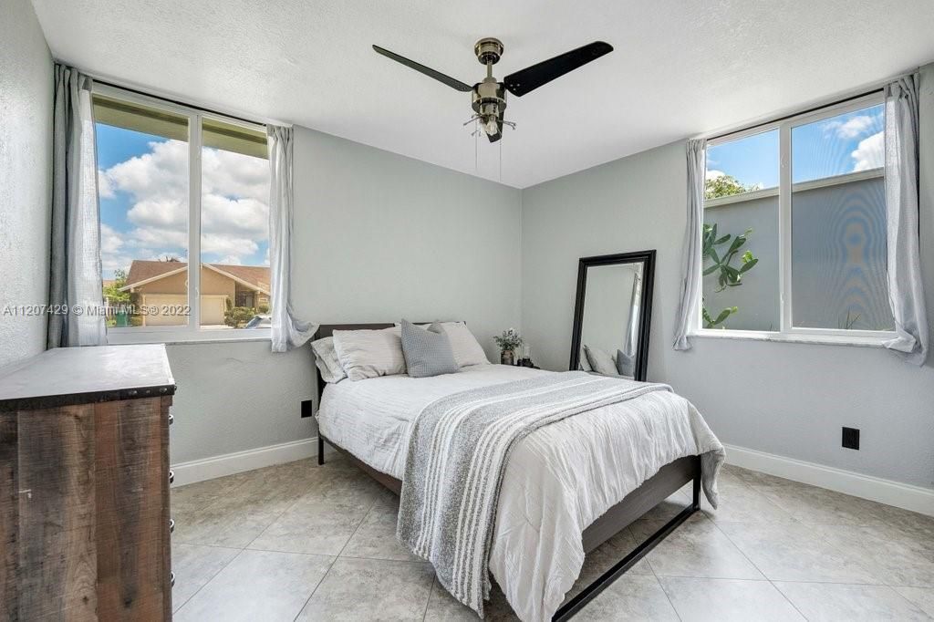 Недавно продано: $600,000 (4 спален, 2 ванн, 2115 Квадратных фут)