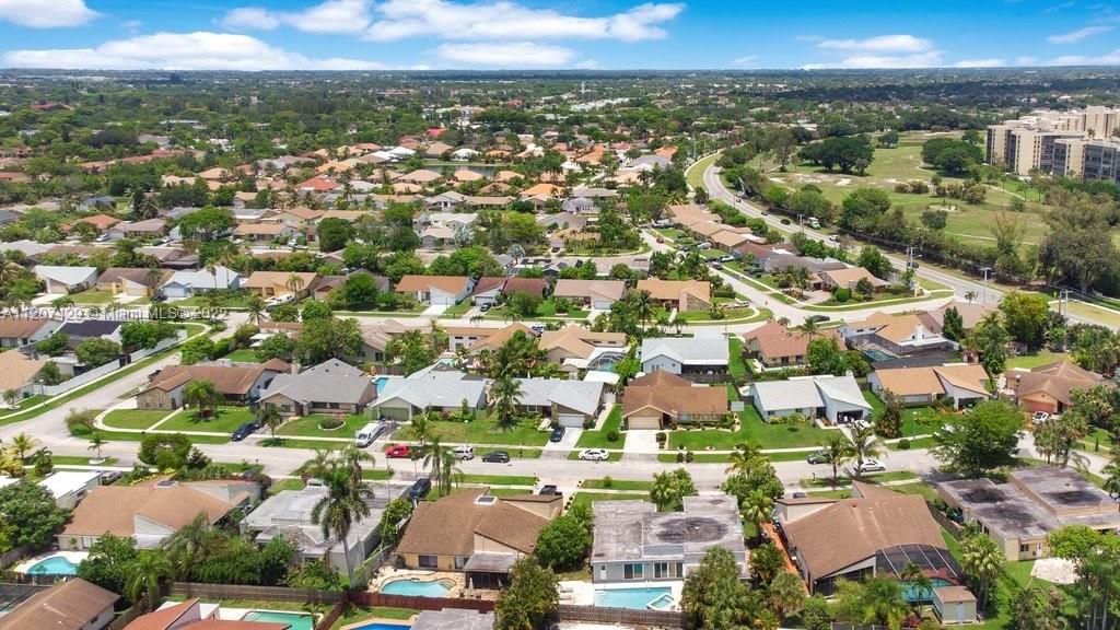 Недавно продано: $600,000 (4 спален, 2 ванн, 2115 Квадратных фут)