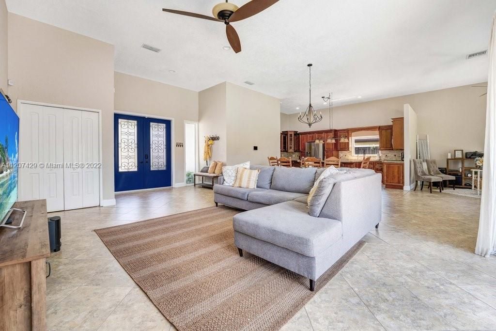 Недавно продано: $600,000 (4 спален, 2 ванн, 2115 Квадратных фут)