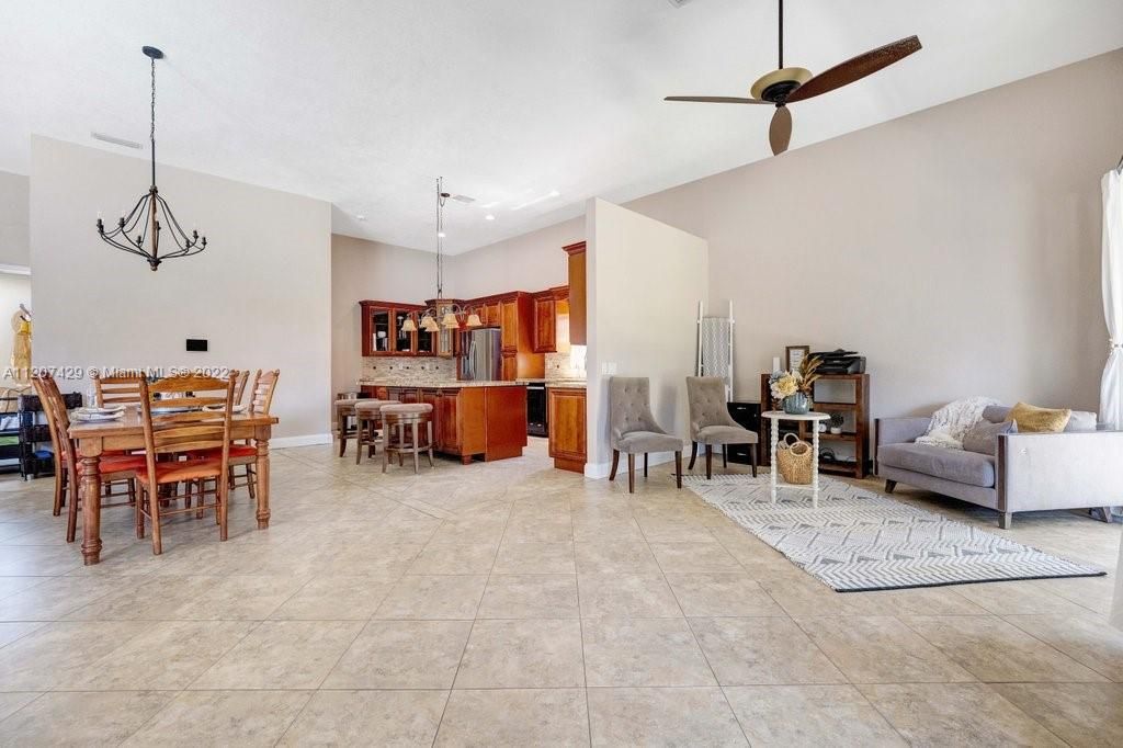 Недавно продано: $600,000 (4 спален, 2 ванн, 2115 Квадратных фут)