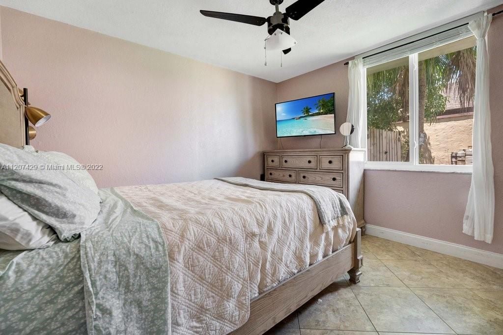 Недавно продано: $600,000 (4 спален, 2 ванн, 2115 Квадратных фут)