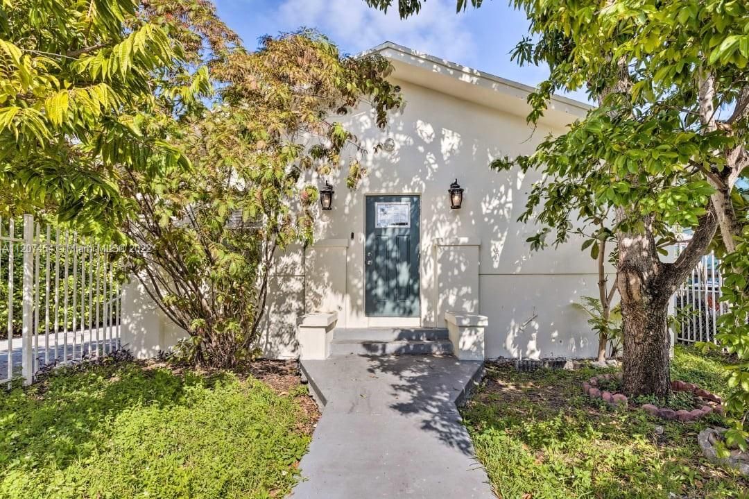 Recently Sold: $1,250,000 (6 beds, 3 baths, 1795 Square Feet)