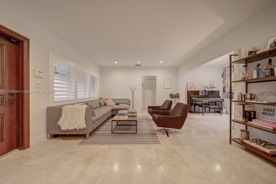 Recently Sold: $1,370,000 (3 beds, 2 baths, 1252 Square Feet)