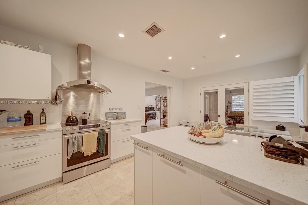 Recently Sold: $1,370,000 (3 beds, 2 baths, 1252 Square Feet)