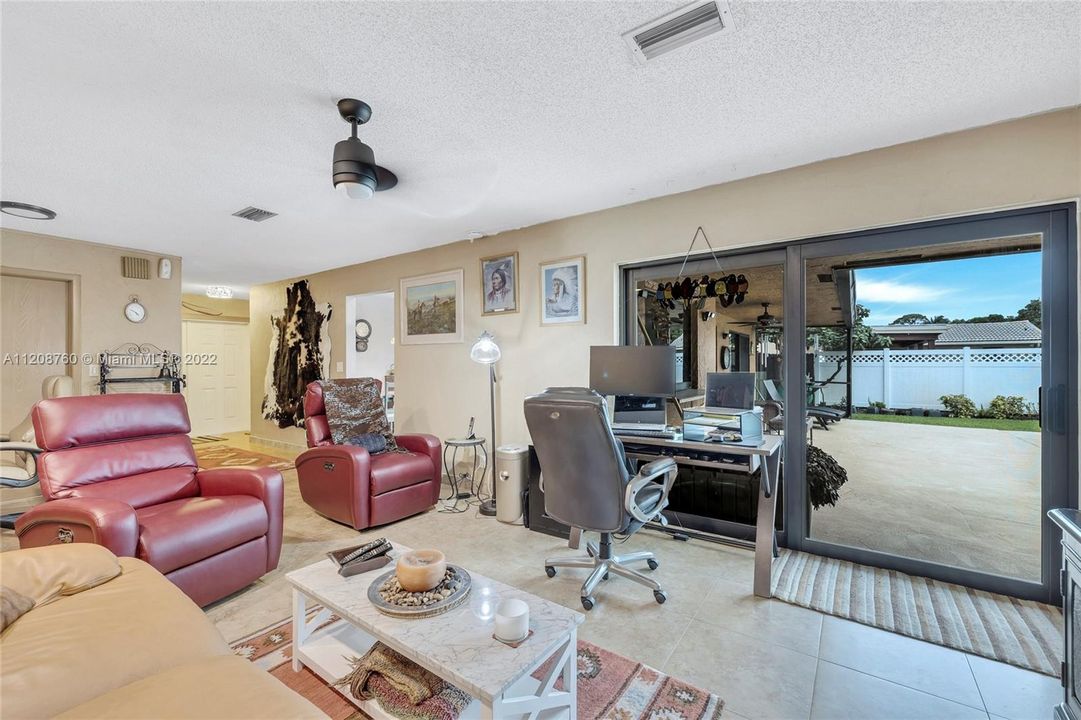 Recently Sold: $580,000 (3 beds, 2 baths, 1977 Square Feet)