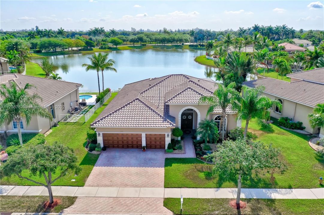 Recently Sold: $825,000 (5 beds, 3 baths, 2834 Square Feet)