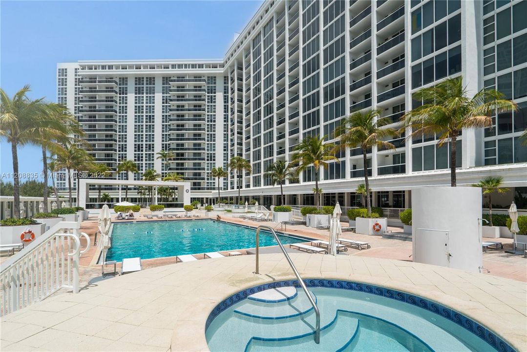 Recently Sold: $1,350,000 (2 beds, 2 baths, 1056 Square Feet)