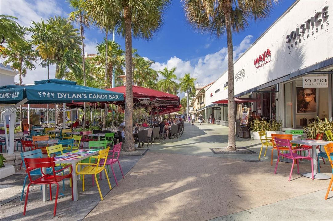 Lincoln Road steps away for shopping and dining