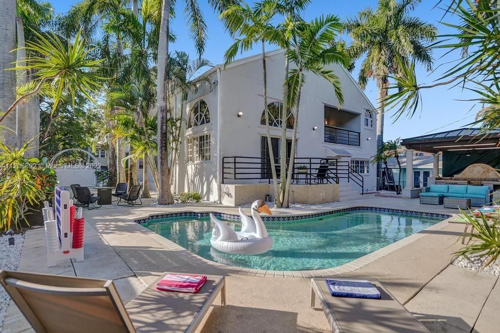 Recently Sold: $1,550,000 (7 beds, 4 baths, 3232 Square Feet)