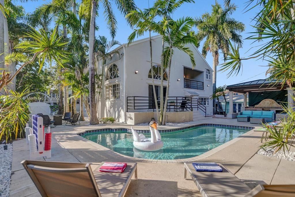 Recently Sold: $1,550,000 (7 beds, 4 baths, 3232 Square Feet)
