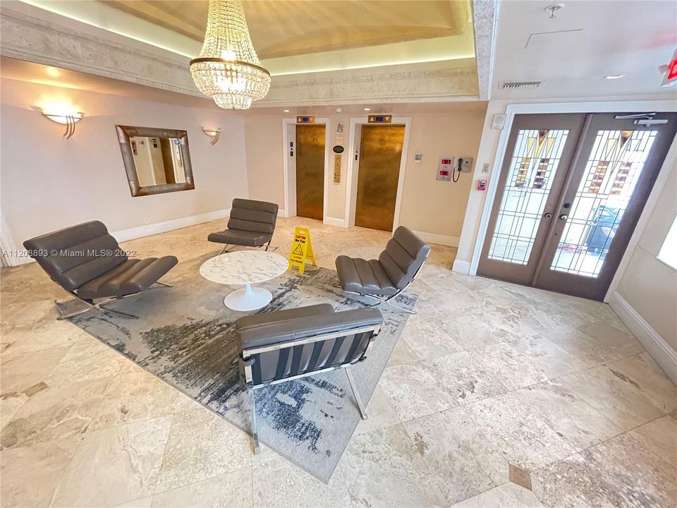 For Sale: $998,000 (2 beds, 2 baths, 1100 Square Feet)