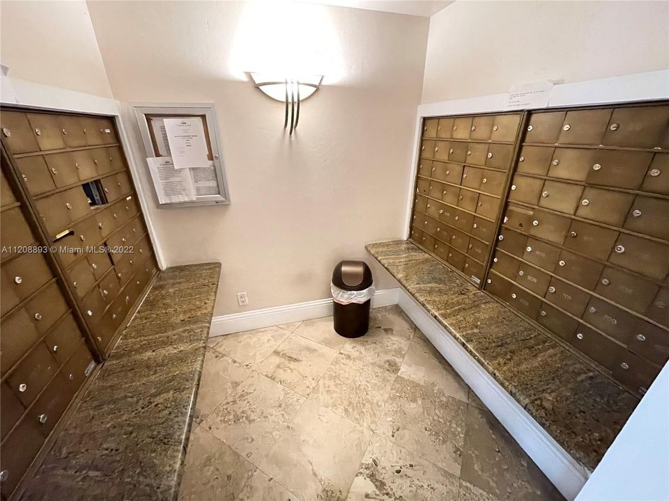 For Sale: $998,000 (2 beds, 2 baths, 1100 Square Feet)