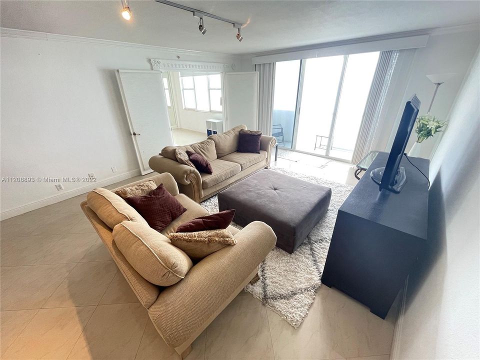 For Sale: $998,000 (2 beds, 2 baths, 1100 Square Feet)