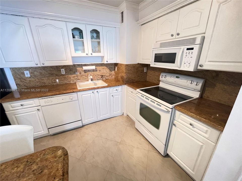 For Sale: $998,000 (2 beds, 2 baths, 1100 Square Feet)