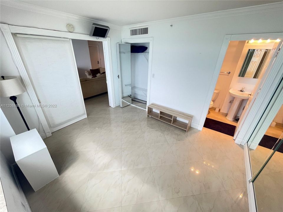 For Sale: $998,000 (2 beds, 2 baths, 1100 Square Feet)