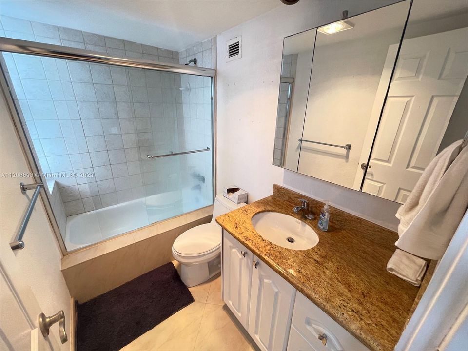 For Sale: $998,000 (2 beds, 2 baths, 1100 Square Feet)