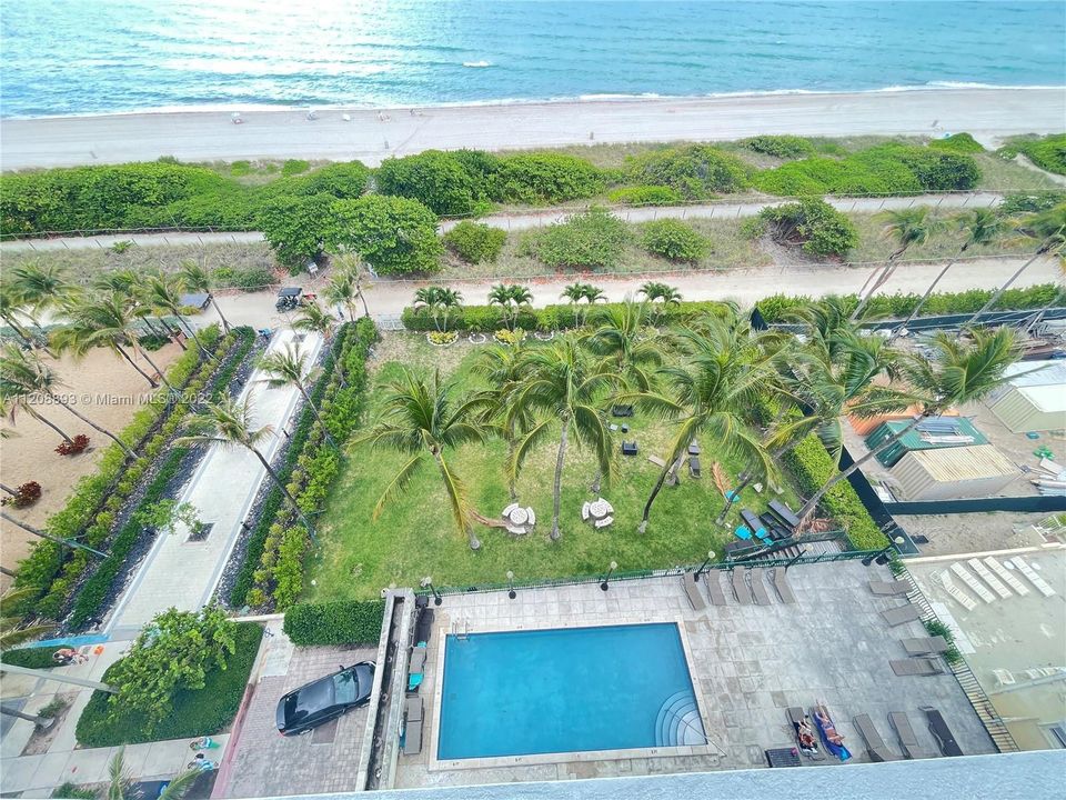 For Sale: $998,000 (2 beds, 2 baths, 1100 Square Feet)