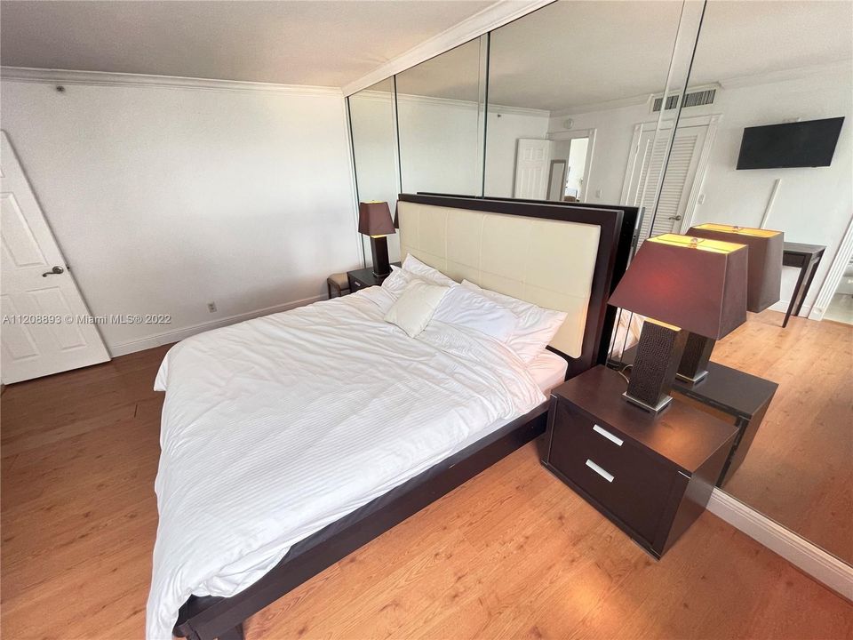 For Sale: $998,000 (2 beds, 2 baths, 1100 Square Feet)