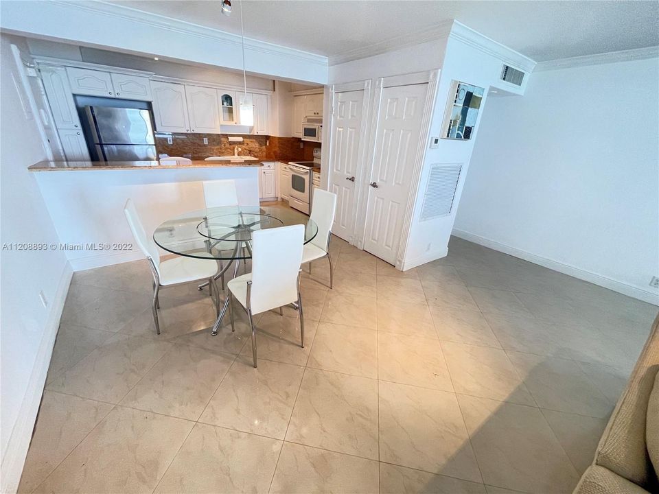 For Sale: $998,000 (2 beds, 2 baths, 1100 Square Feet)