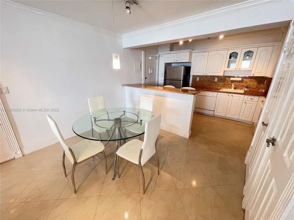 For Sale: $998,000 (2 beds, 2 baths, 1100 Square Feet)