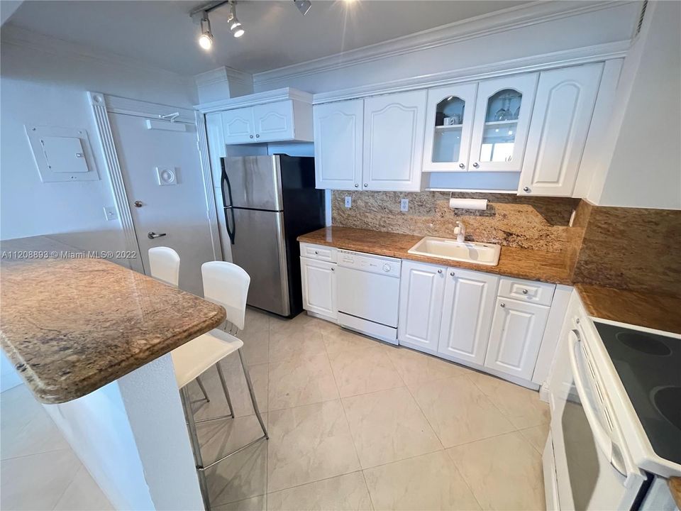 For Sale: $998,000 (2 beds, 2 baths, 1100 Square Feet)