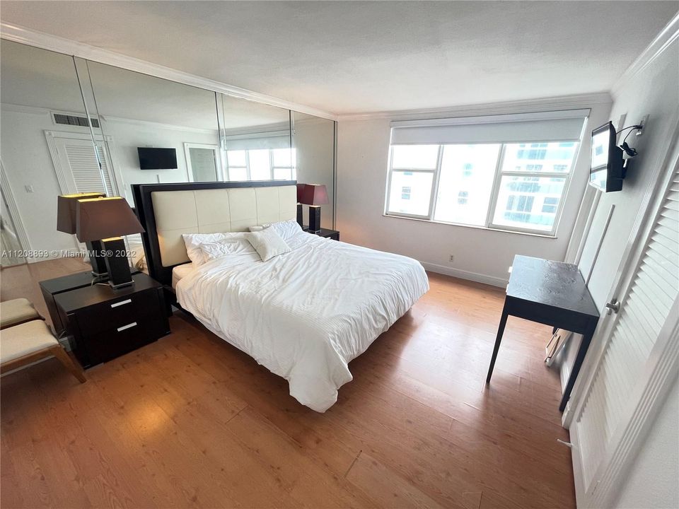 For Sale: $998,000 (2 beds, 2 baths, 1100 Square Feet)