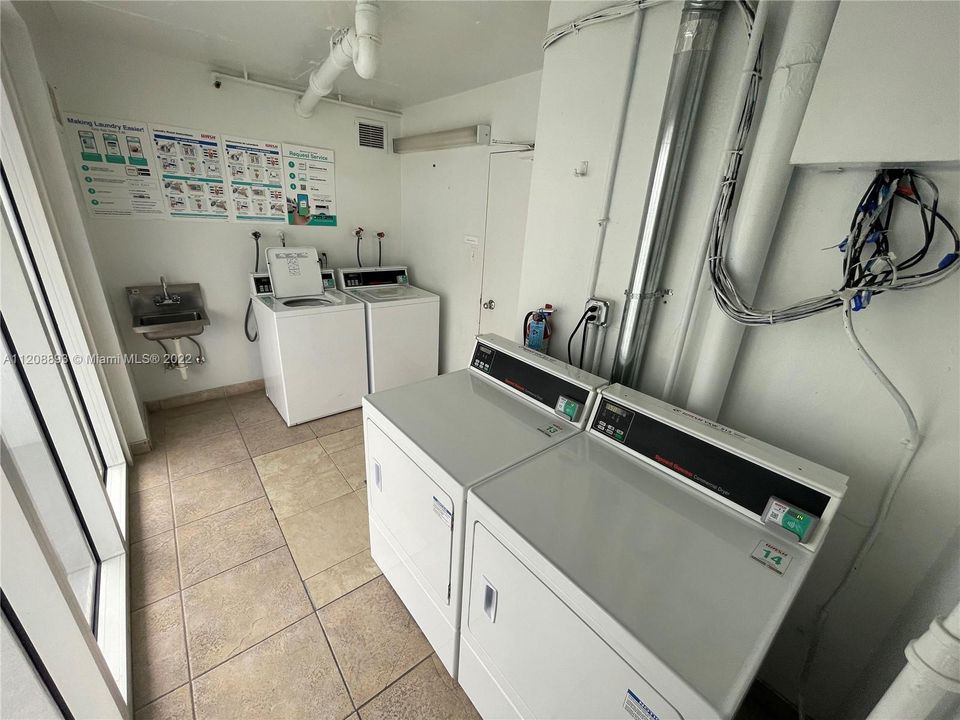 For Sale: $998,000 (2 beds, 2 baths, 1100 Square Feet)