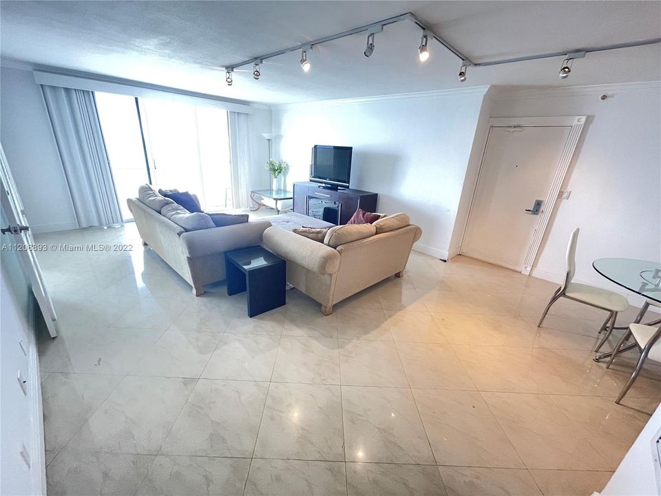 For Sale: $998,000 (2 beds, 2 baths, 1100 Square Feet)