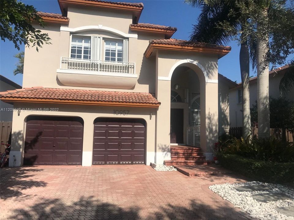 Recientemente alquilado: $6,950 (4 camas, 3 baños, 2401 Pies cuadrados)