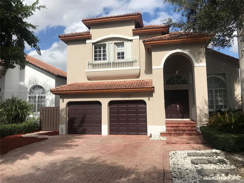 Recientemente alquilado: $6,950 (4 camas, 3 baños, 2401 Pies cuadrados)