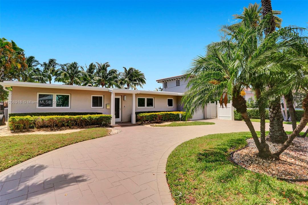 Recently Sold: $2,495,000 (4 beds, 2 baths, 1957 Square Feet)