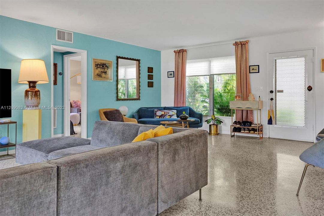 Recently Sold: $899,000 (2 beds, 1 baths, 1196 Square Feet)