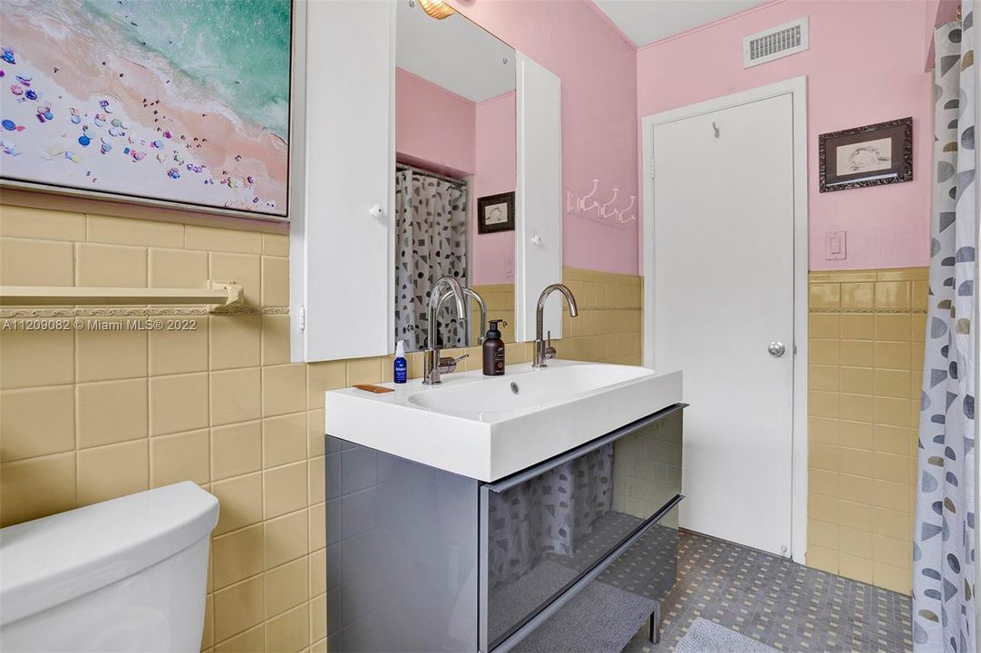 最近售出: $899,000 (2 贝兹, 1 浴室, 1196 平方英尺)