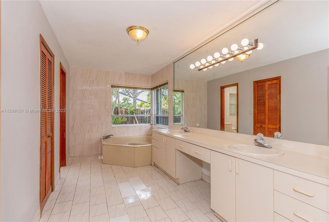 Недавно продано: $1,450,000 (5 спален, 4 ванн, 3274 Квадратных фут)