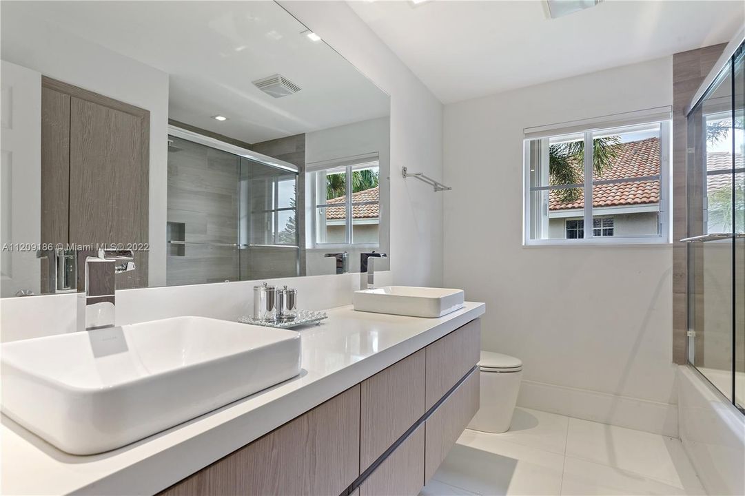 Недавно арендовано: $10,000 (6 спален, 5 ванн, 4128 Квадратных фут)